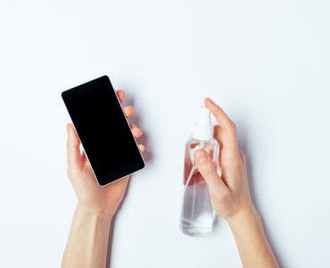how to clean a smartphone